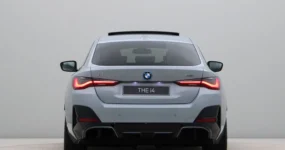 Blauwe remklauwen BMW i4 M
