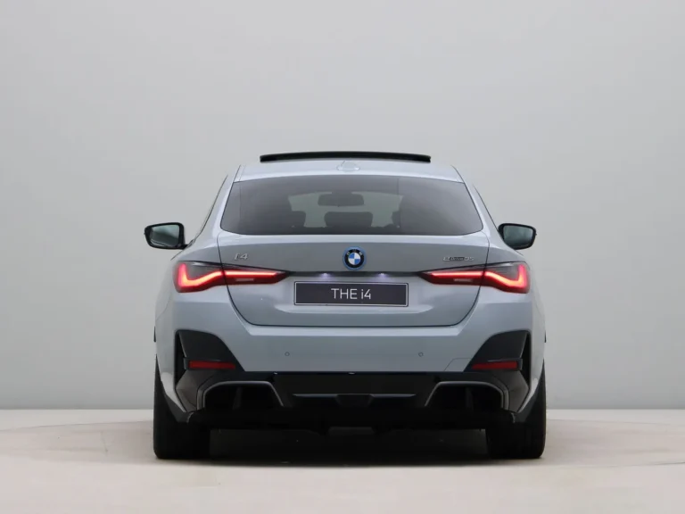 BMW i4 occasion lease - achteraanzicht met THE i4-badge en ledlichtbalk achter