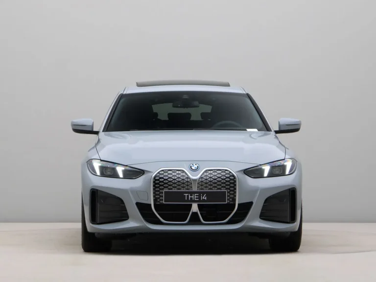 Brooklyn Grau Metallic BMW i4 sedan