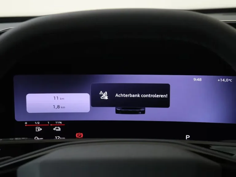 Dashboard van de Audi Q3 met MMI experience plus navigatie