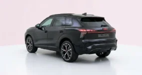 Driespaaks lederen sportstuur afgevlakt in Audi Q3 S edition