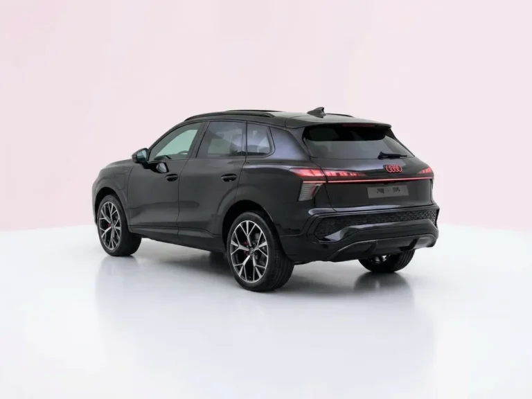 Driespaaks lederen sportstuur afgevlakt in Audi Q3 S edition