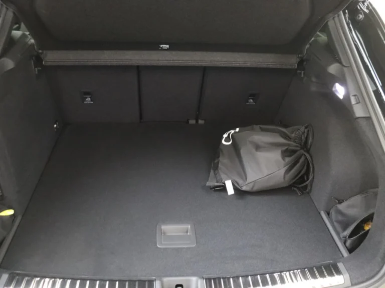 Interieur van de Audi Q3 met Tech Pro pakket en sportstoelen