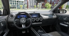Mercedes-Benz EQA met Advanced-pakket en MBUX widescreen display