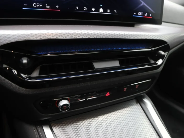 BMW i4 leasen - close-up van het ventilatierooster en de bedieningsknoppen in de middenconsole