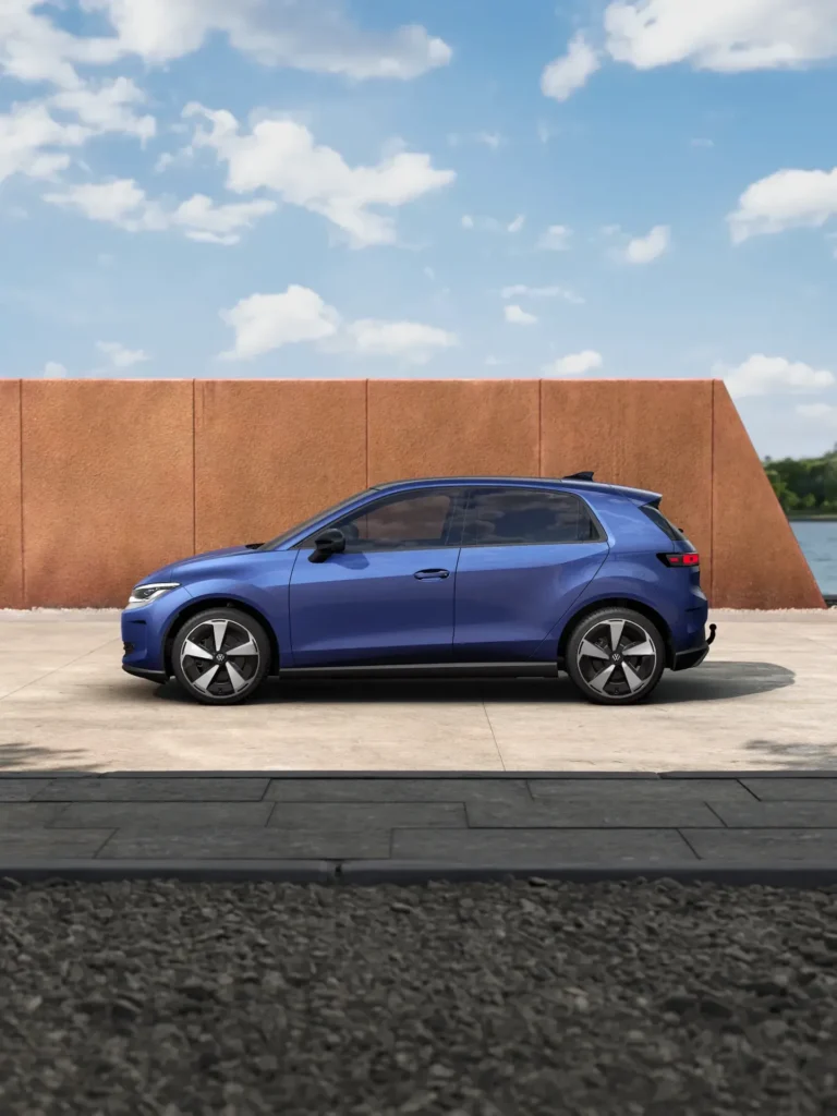 Volkswagen ID. Polo leasen - zijaanzicht bij een moderne woning