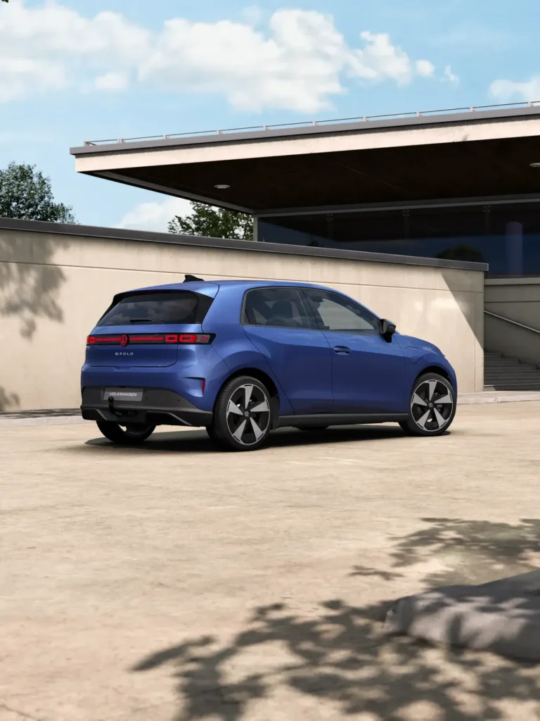 Volkswagen ID. Polo 52kWh Style First Edition lease - schuin achteraanzicht bij een moderne woning