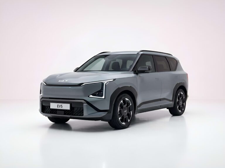 Kia EV5 leasen - schuin vooraanzicht in de fotostudio