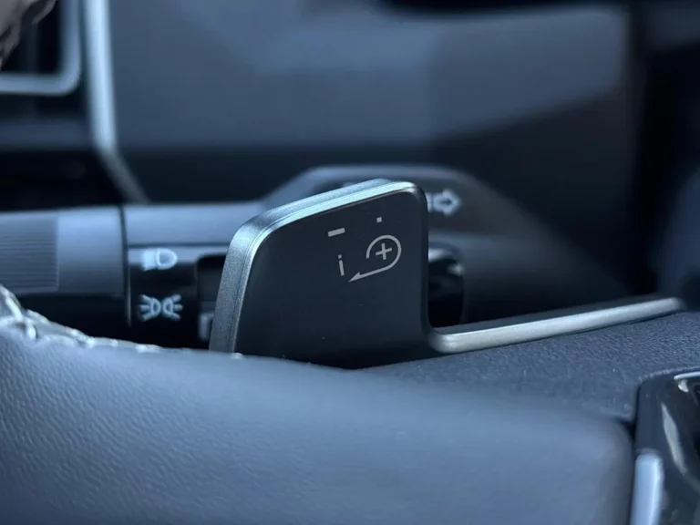 Kia EV5 zakelijke lease - close-up van de bedieningsknop op het stuurwiel