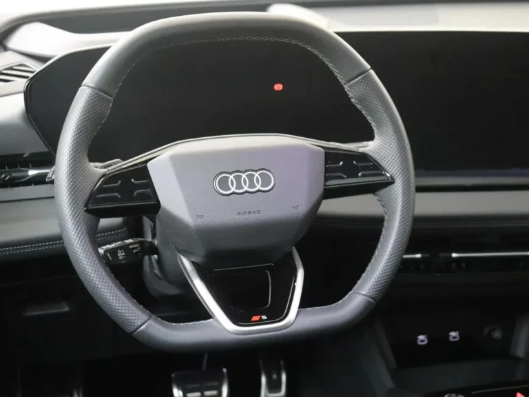 Audi Q6 e-tron met Audi Virtual Cockpit lease