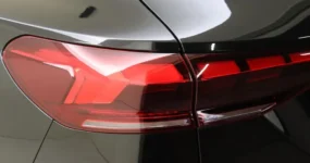 Audi Q6 e-tron met grote lichtmetalen velgen