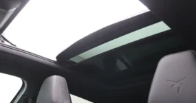 Interieur van de CUPRA Terramar met panoramisch schuif/kanteldak