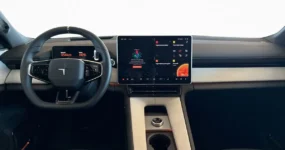 Interieur van de Polestar Polestar 4 met Google infotainment