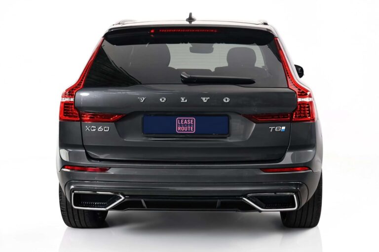 Gebruikte Volvo XC60 leasen als zakelijke lease - achteraanzicht met XC60 T8-badge op witte studio-achtergrond
