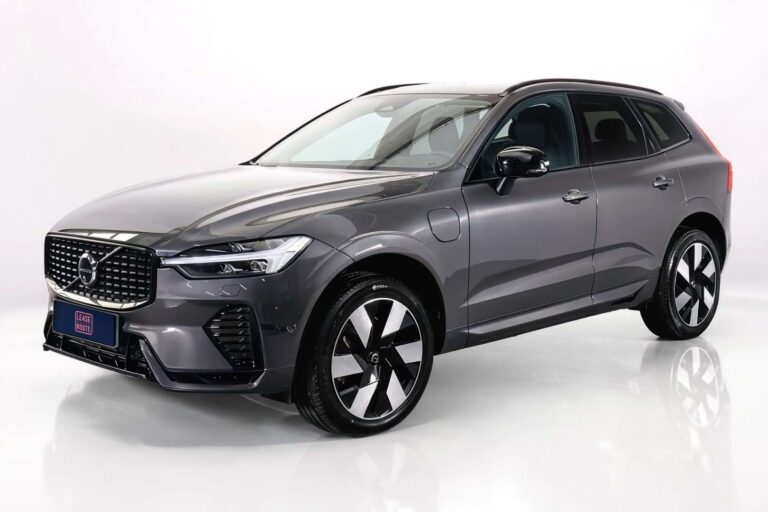 Gebruikte Volvo XC60 leasen met snelle levertijd - schuin vooraanzicht van de antracietkleurige plug-in hybride op witte studio-achtergrond