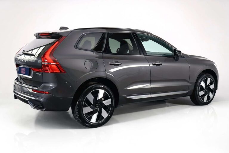 Gebruikte Volvo XC60 leasen via occasion lease - schuin achteraanzicht op witte studio-achtergrond