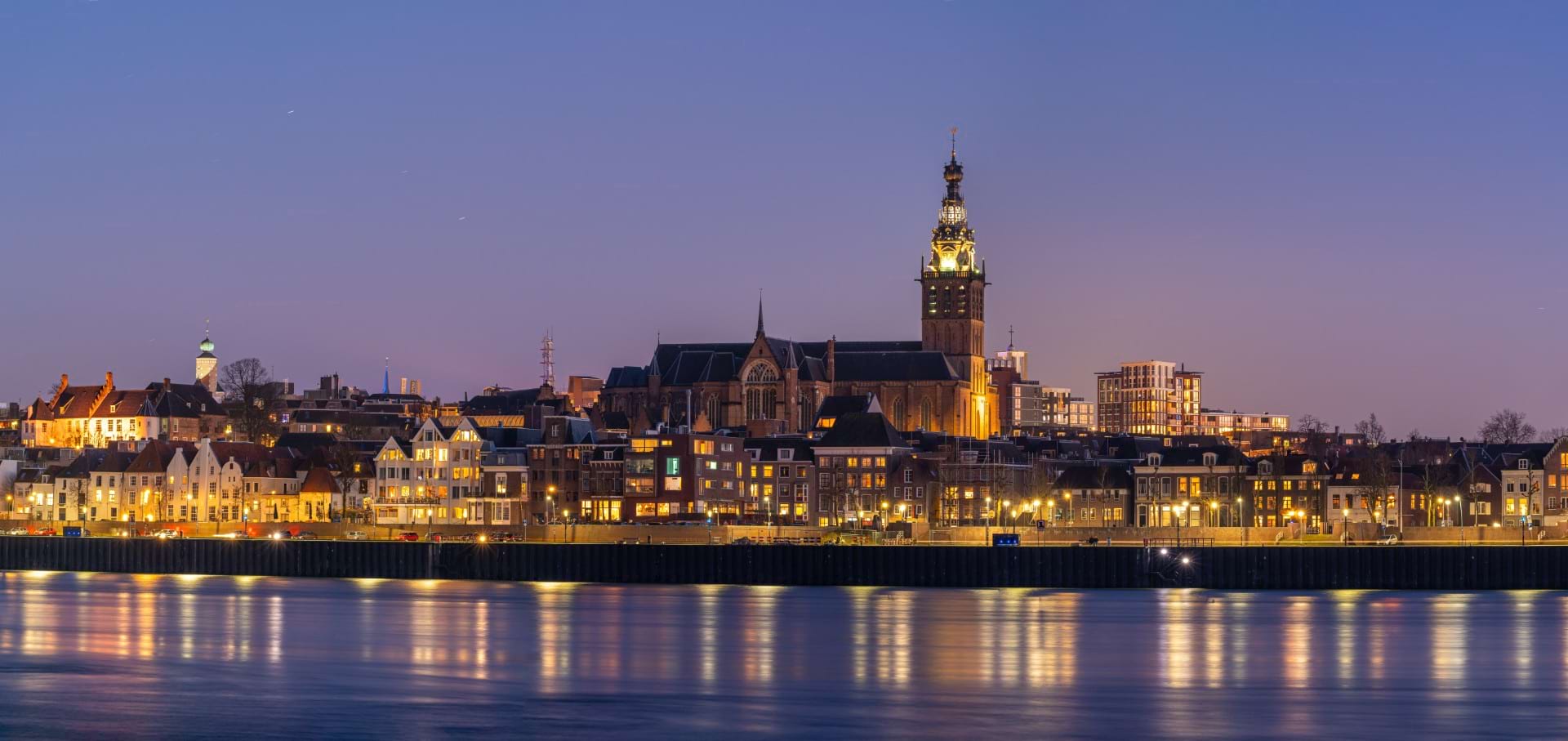 Skyline van Nijmegen met de Stevenskerk aan de Waal, zakelijk leasen in de regio Nijmegen