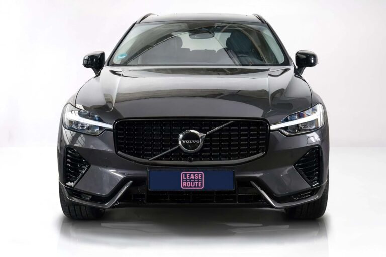 Volvo XC60 PHEV zakelijk leasen - vooraanzicht op witte studio-achtergrond