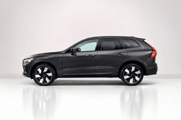 Volvo XC60 T8 PHEV zakelijke lease voor zzp en mkb - zijaanzicht op witte studio-achtergrond