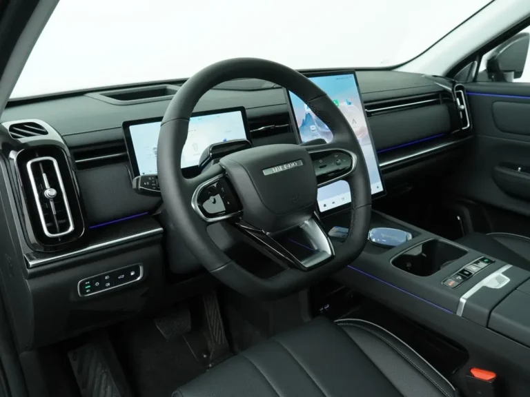 Jaecoo 7, interieur met stuurwiel, dashboard, digitale schermen en middenconsole