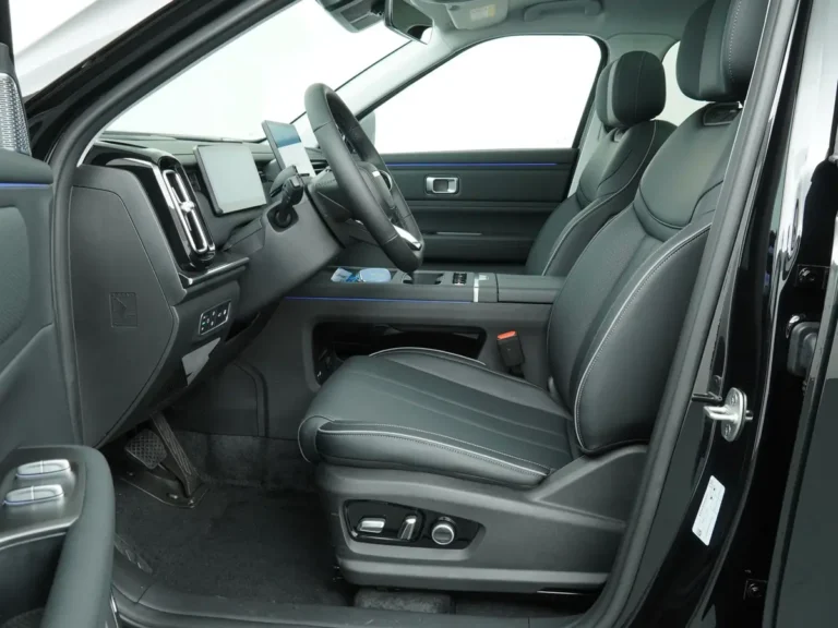 Jaecoo 7, interieur voorzijde met stuurwiel, dashboard, middenconsole en beide voorstoelen