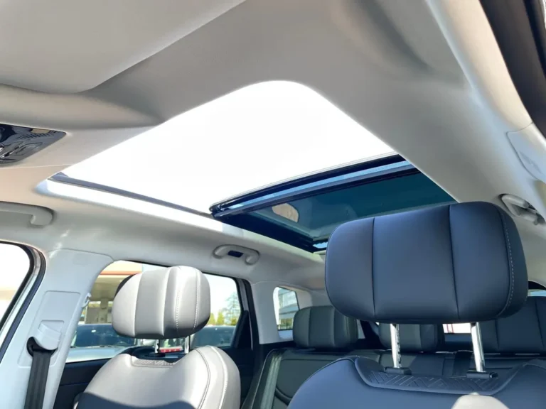 Jaecoo 7, interieur met open panoramadak en zwarte en witte bekleding