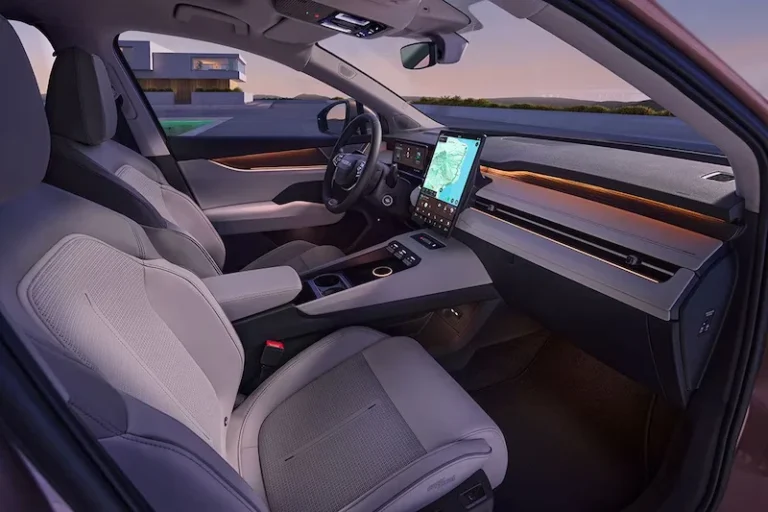 Skoda Peaq leasen - dashboard gezien vanaf de bestuurdersstoel met uitzicht op het water