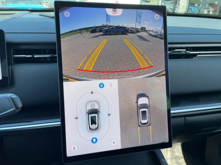 Jaecoo 7, infotainmentscherm met 360-graden cameraweergave en parkeerhulp op parkeerterrein