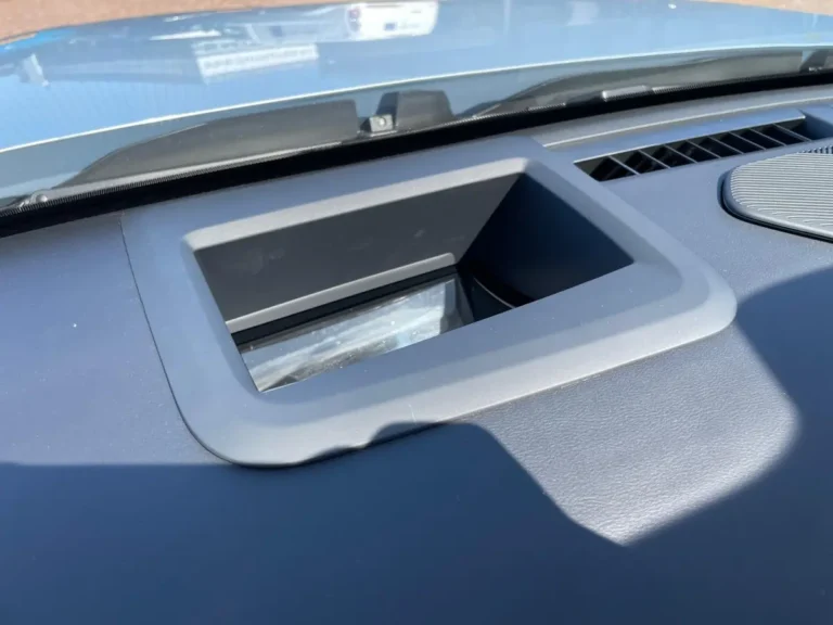 Jaecoo 7, detail dashboard met open glovebox en ventilatieopening