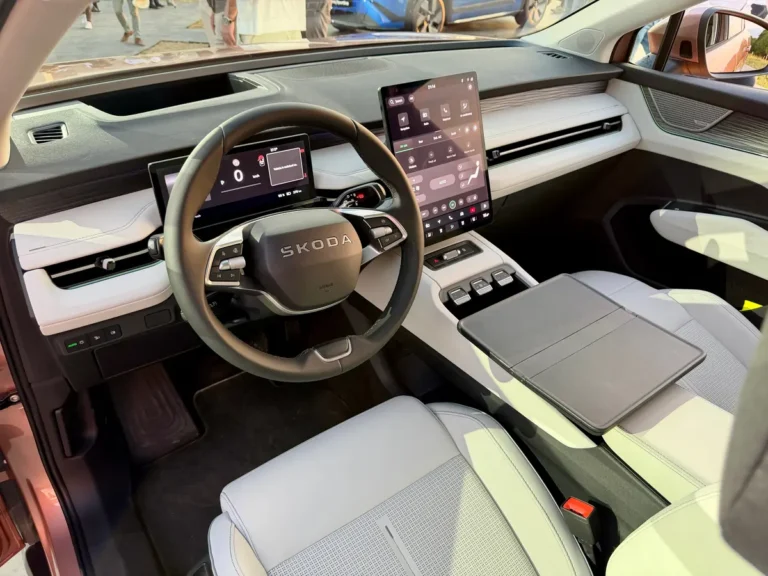 Skoda Peaq leasen - dashboard met stuurwiel en dubbel scherm in lichte interieurkleur