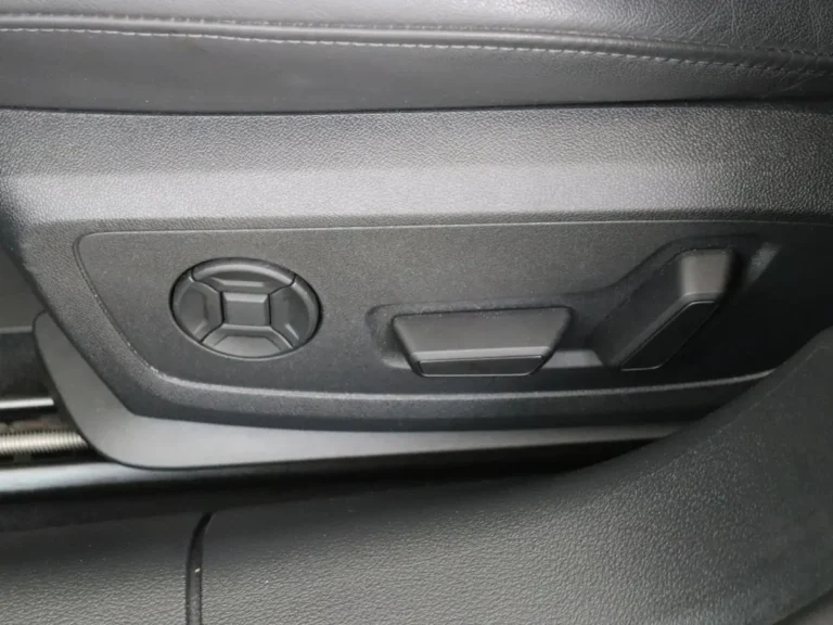 Audi A6 Avant direct leverbaar - achteraanzicht met dubbele uitlaatsierstukken en zwarte spoiler