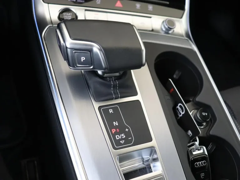 Audi A6 Avant direct leverbaar - close-up van de S line badges op de voorspatborden
