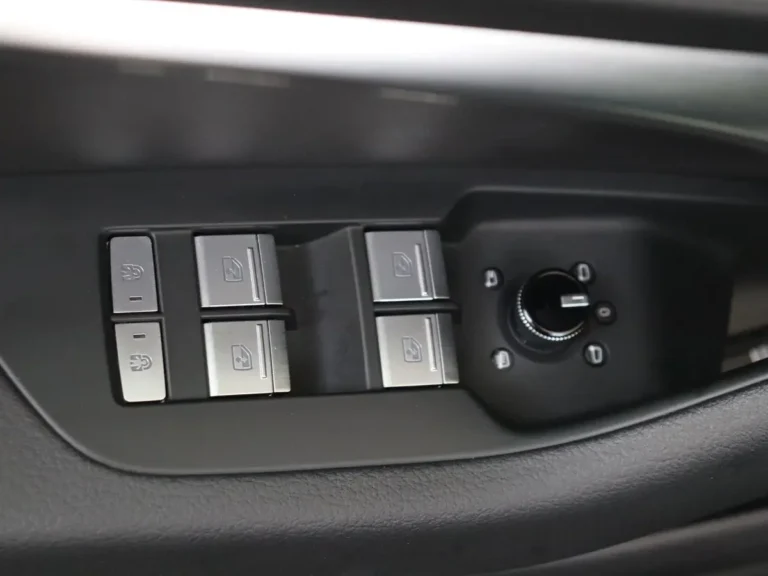 Audi A6 Avant lease - close-up van de achteruitrijcamera subtiel weggewerkt bij de kentekenplaat