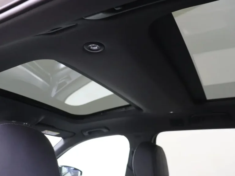 Audi A6 Avant lease - interieurhemel met het geopende glazen panoramadak voor extra lichtval