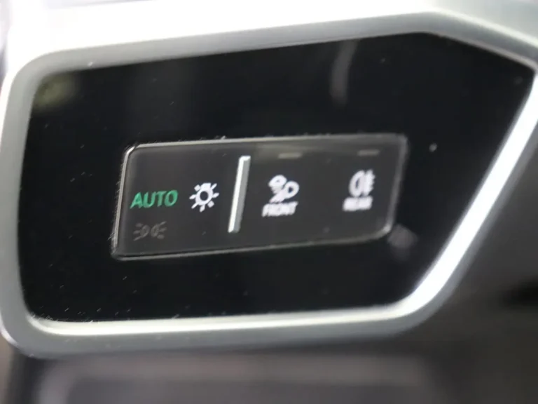 Audi A6 Avant leasen - close-up van het state of health batterijcertificaat op het display