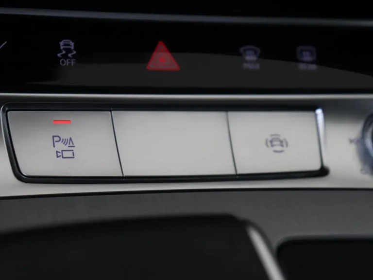 Audi A6 Avant occasion lease - close-up van de adaptieve cruise control sensor in de voorbumper