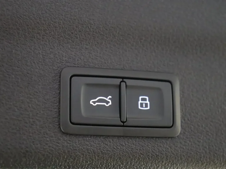 Audi A6 Avant uit voorraad leasen - close-up van het acculaadpunt achter het tankklepje