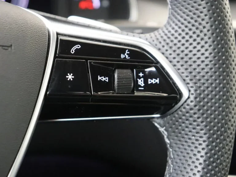 Audi A6 Avant voorraadlease - close-up van het MMI aanraakscherm voor klimaatbeheersing
