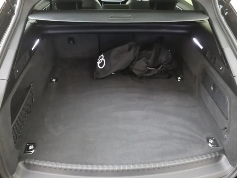 Audi A6 Avant voorraadlease - overzicht van de lederen en alcantara voorstoelen met S logo