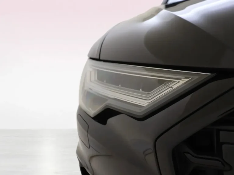 Audi A6 Avant voorraadlease - schuin achteraanzicht van de carrosserie in metallic lak