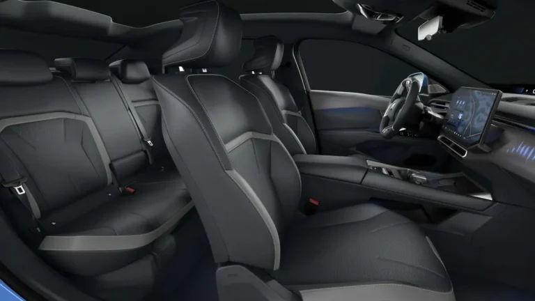 Jaecoo 7 leasen - interieur met actieve dashboard sfeerverlichting in kleur
