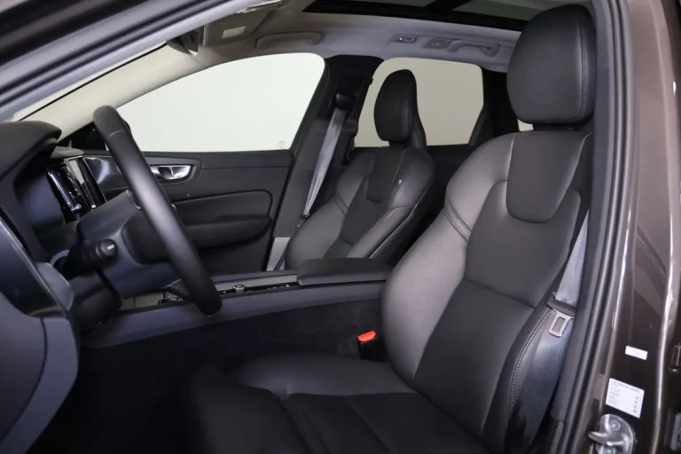 Platinum Grey metallic Volvo XC60 interieur met aluminium afwerking