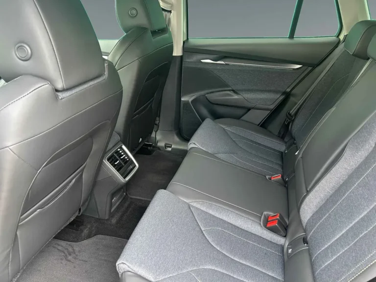 Skoda Elroq 85 direct leverbaar - close-up van de Side Assist indicatie in de spiegel