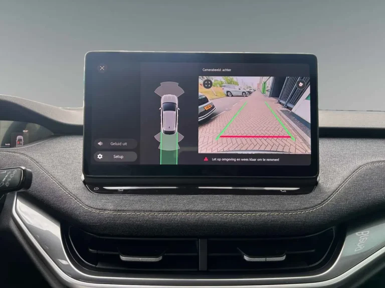 Skoda Elroq 85 zakelijk leasen - close-up van de adaptive cruise control knoppen