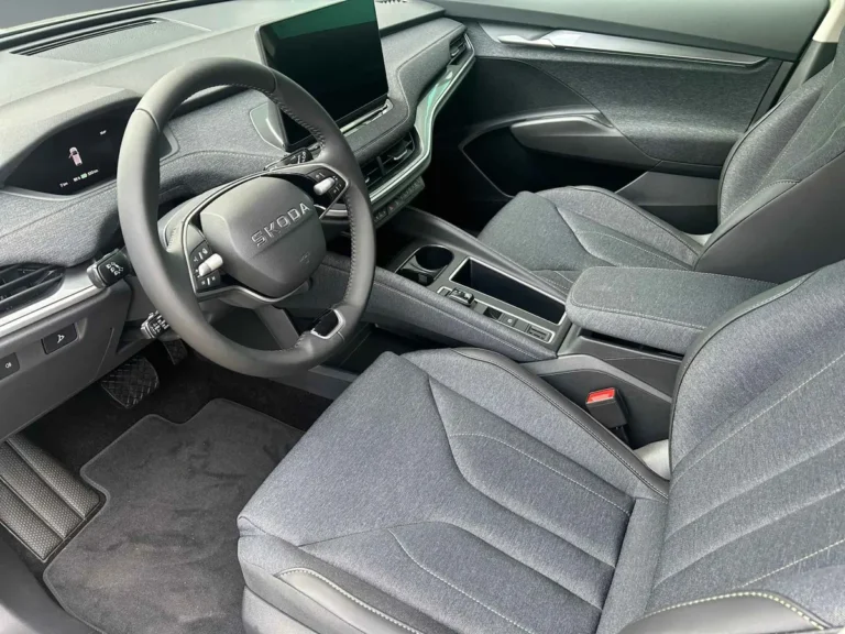 Skoda Elroq 85 Tour Edition zakelijk leasen - vooraanzicht met dichte grille