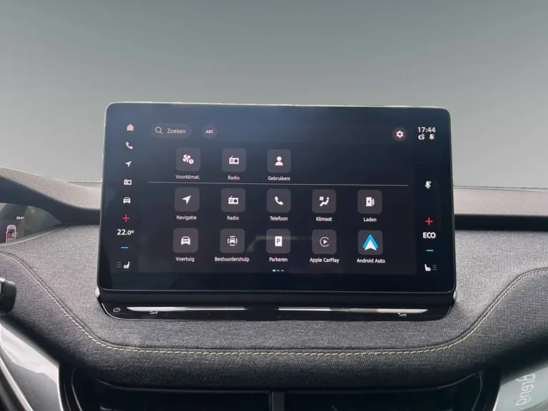 Skoda Elroq 85 zakelijke lease - close-up van de elektrische parkeerrem en rijmodi