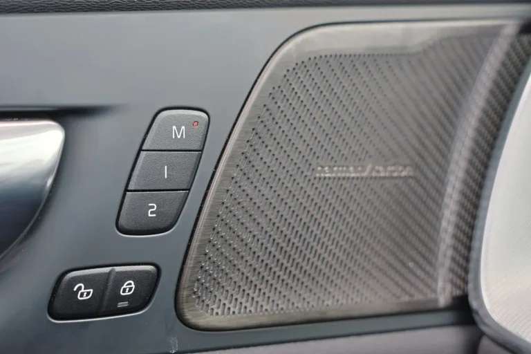 Snel rijden in Volvo XC60 voorraadlease met 20 inch lichtmetalen velgen