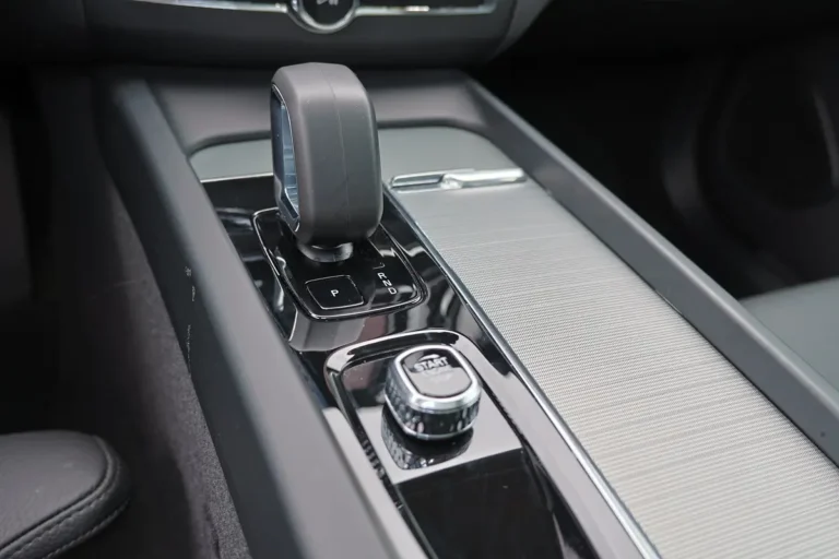 Volvo XC60 voorraadlease snel rijden met stuurwielverwarming