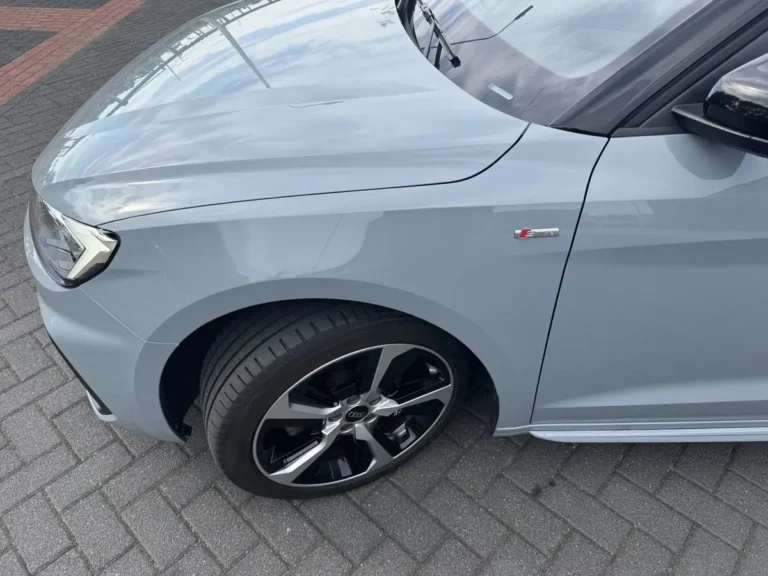 Audi A1 Sportback, zijaanzicht voorkant met detail van koplamp, velg en zijpaneel