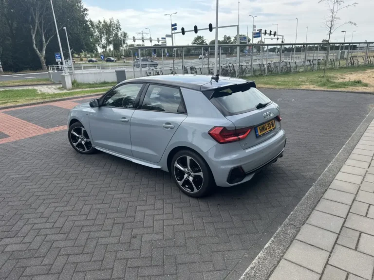 Audi A1 Sportback, zijaanzicht van rechts op parkeerplaats